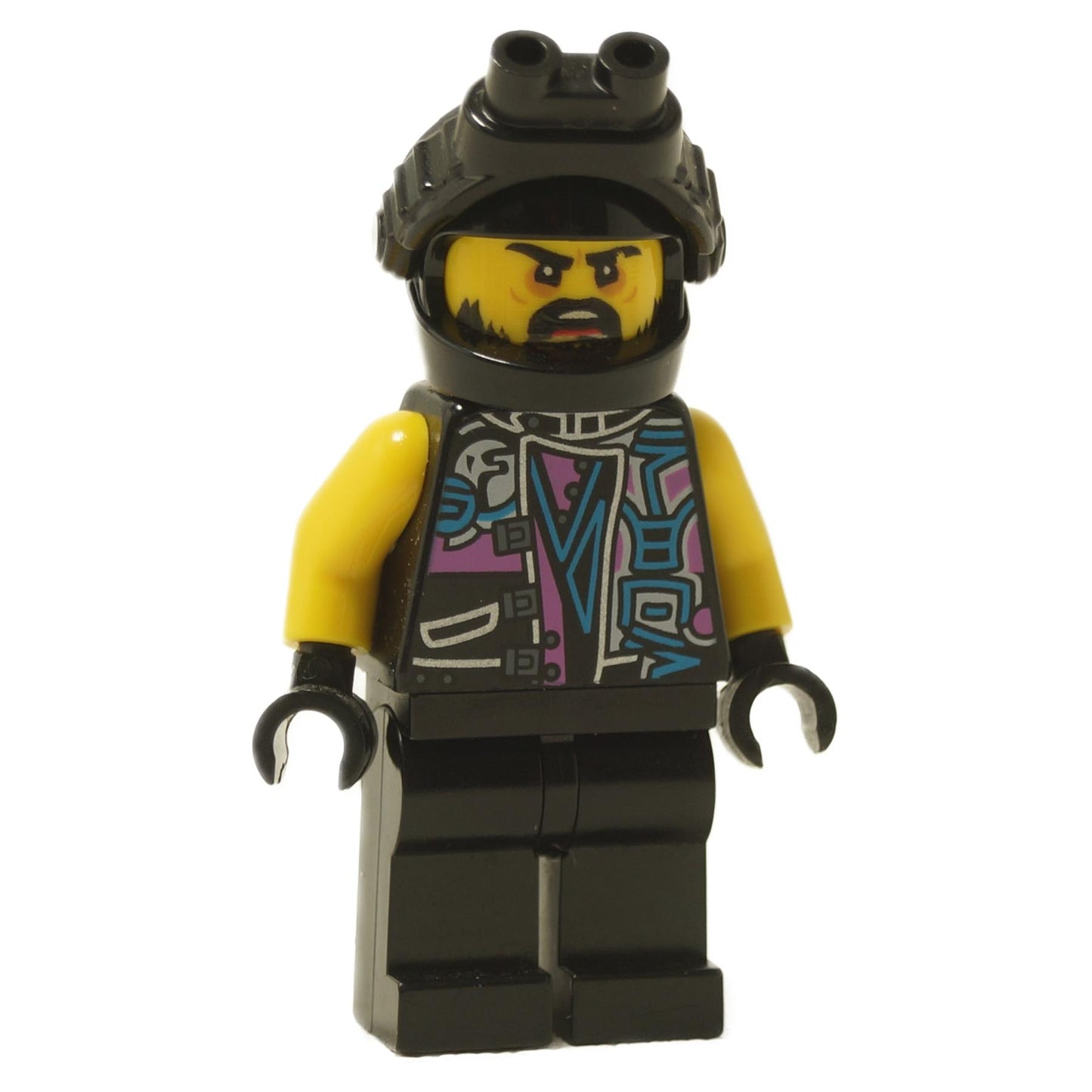 LEGO Ninjago Biker (njo0414) con un casco negro con gafas, brazos amarillos y un chaleco de patrón púrpura/verde azulado.