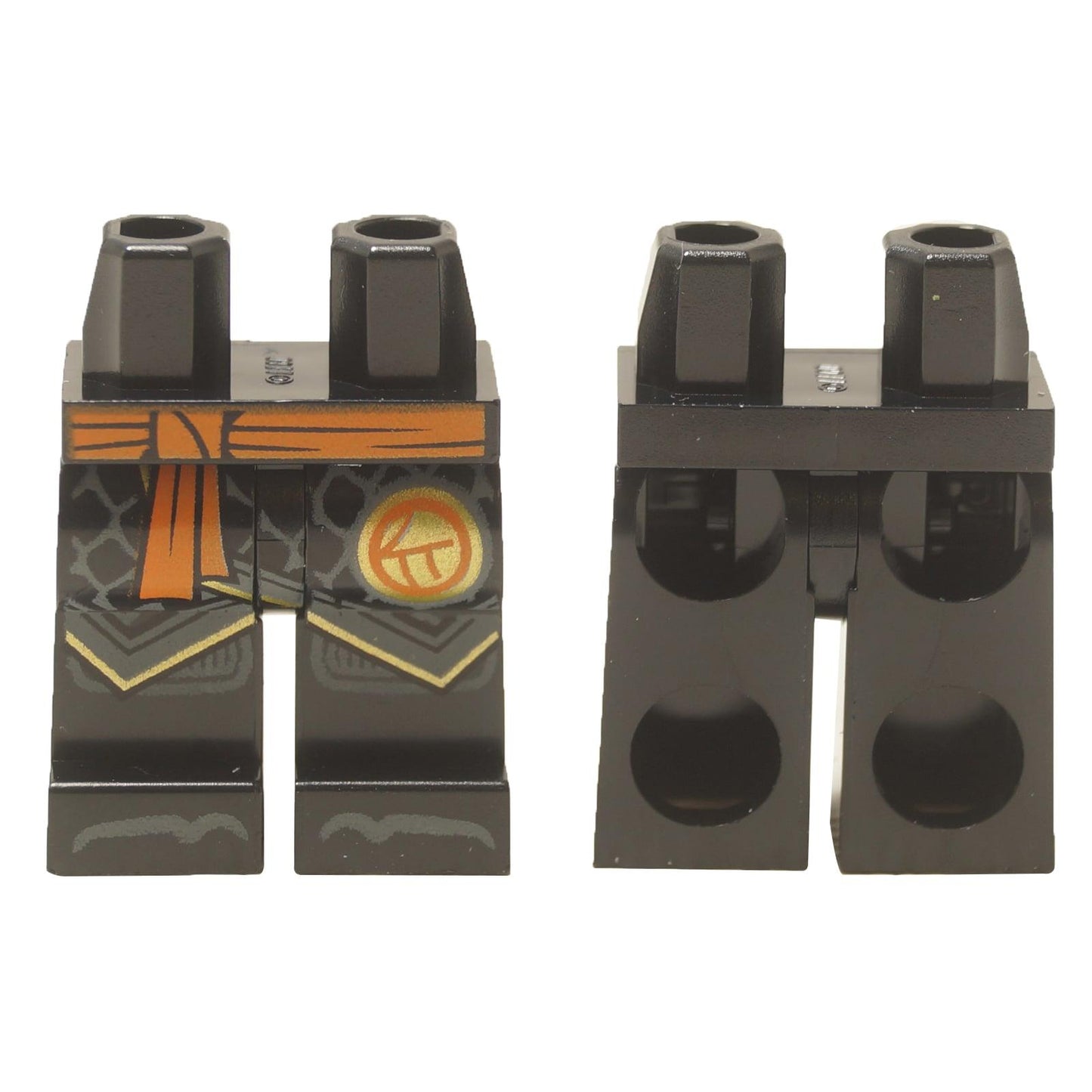 LEGO® Caderas y piernas de NINJAGO Cole (970c00pb1632) con una banda impresa naranja, borde dorado y el logograma 'C' para Cole.