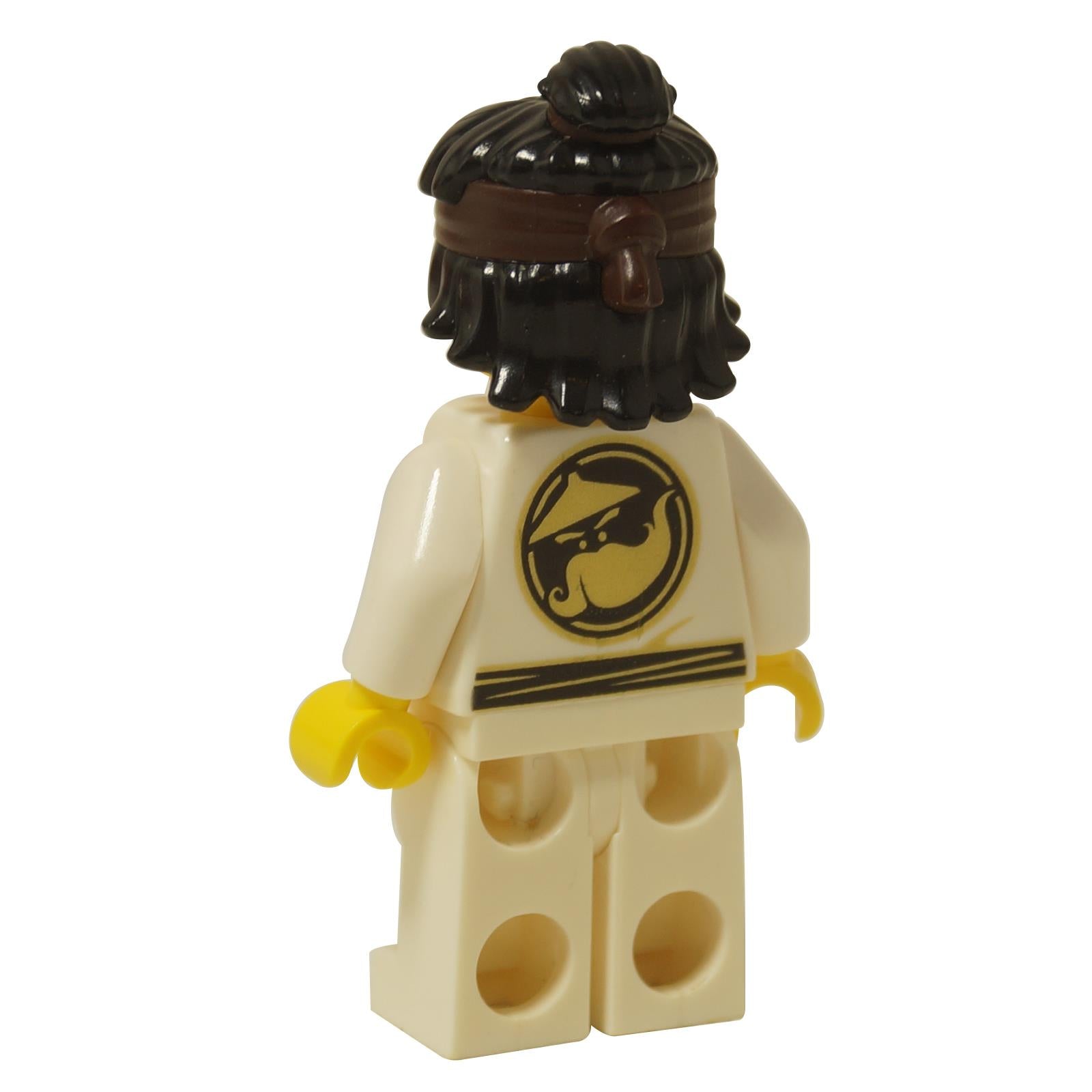 Zadní pohled na LEGO® NINJAGO Cole Minifigurka (njo0345) s vytištěným emblémem Wu-Cru na bílém tréninkovém gi.