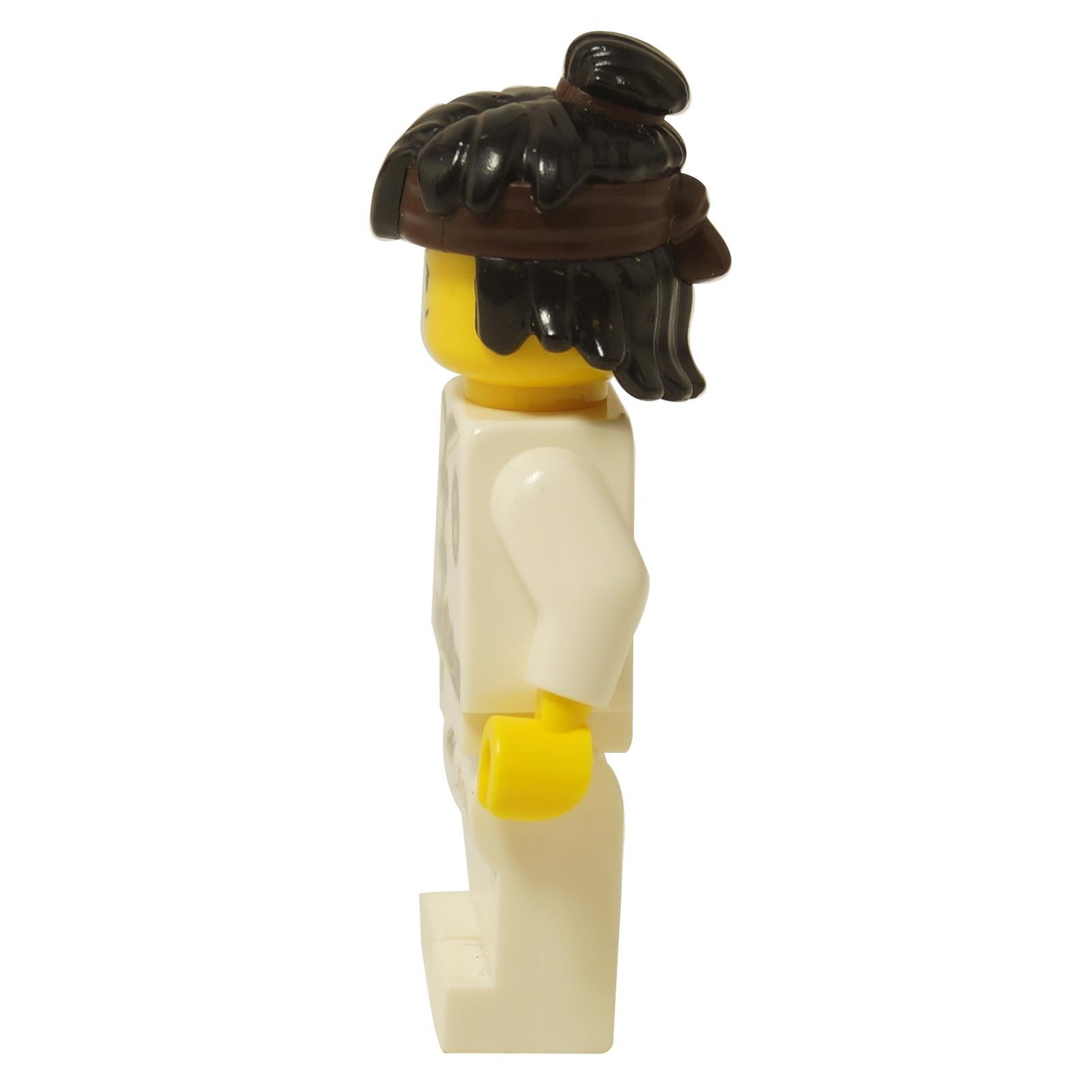 Boční pohled na LEGO® NINJAGO Cole Minifigurka (njo0345) ukazující bílý Wu-Cru tréninkový oblek a hnědou čelenku.