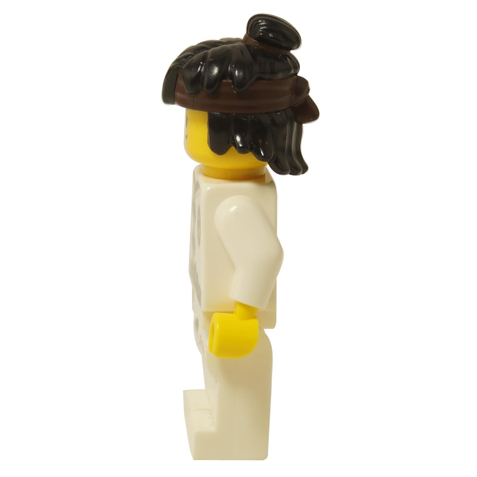 Boční pohled na LEGO® NINJAGO Cole Minifigurka (njo0345) ukazující bílý Wu-Cru tréninkový oblek a hnědou čelenku.