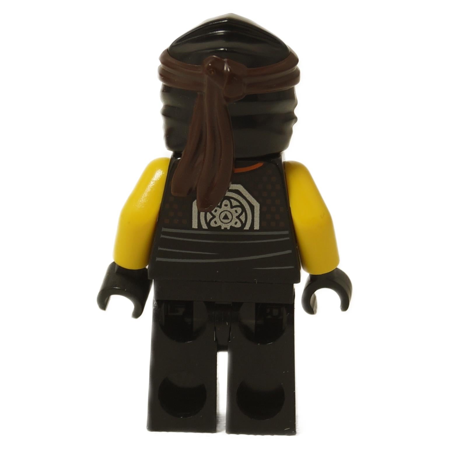 Rückansicht von LEGO® NINJAGO Cole Minifigur (njo0551) mit bedrucktem Symbol auf dem Torso und schwarzer Kapuze.