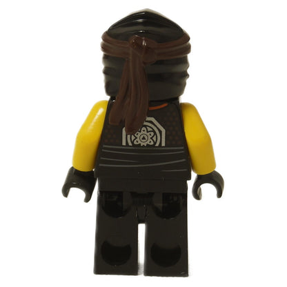 Rückansicht von LEGO® NINJAGO Cole Minifigur (njo0551) mit bedrucktem Symbol auf dem Torso und schwarzer Kapuze.