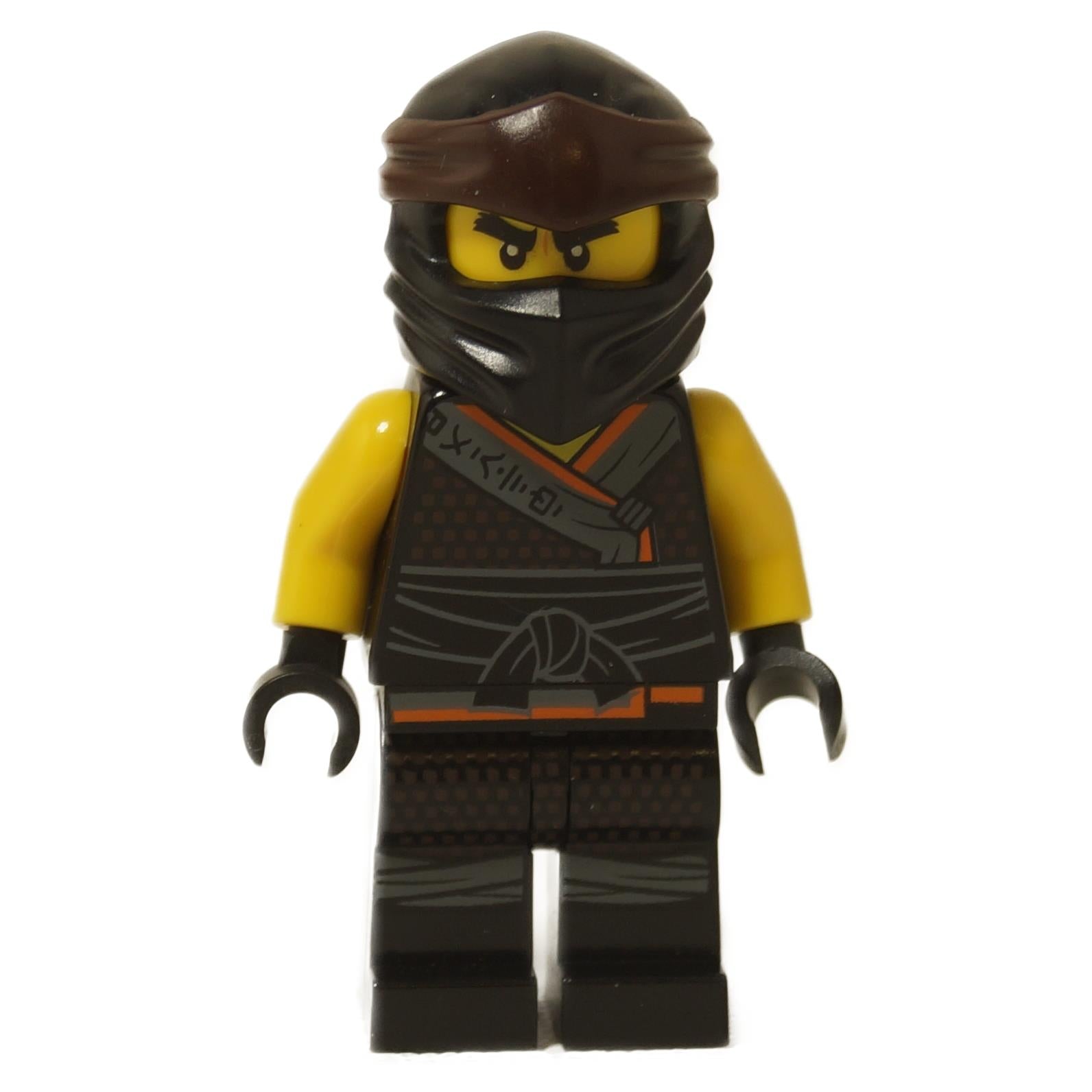 Vorderansicht von LEGO® NINJAGO Cole Minifigur (njo0551) im Legacy-Outfit mit schwarzer Ninja-Kapuze und dunkler Rüstung.