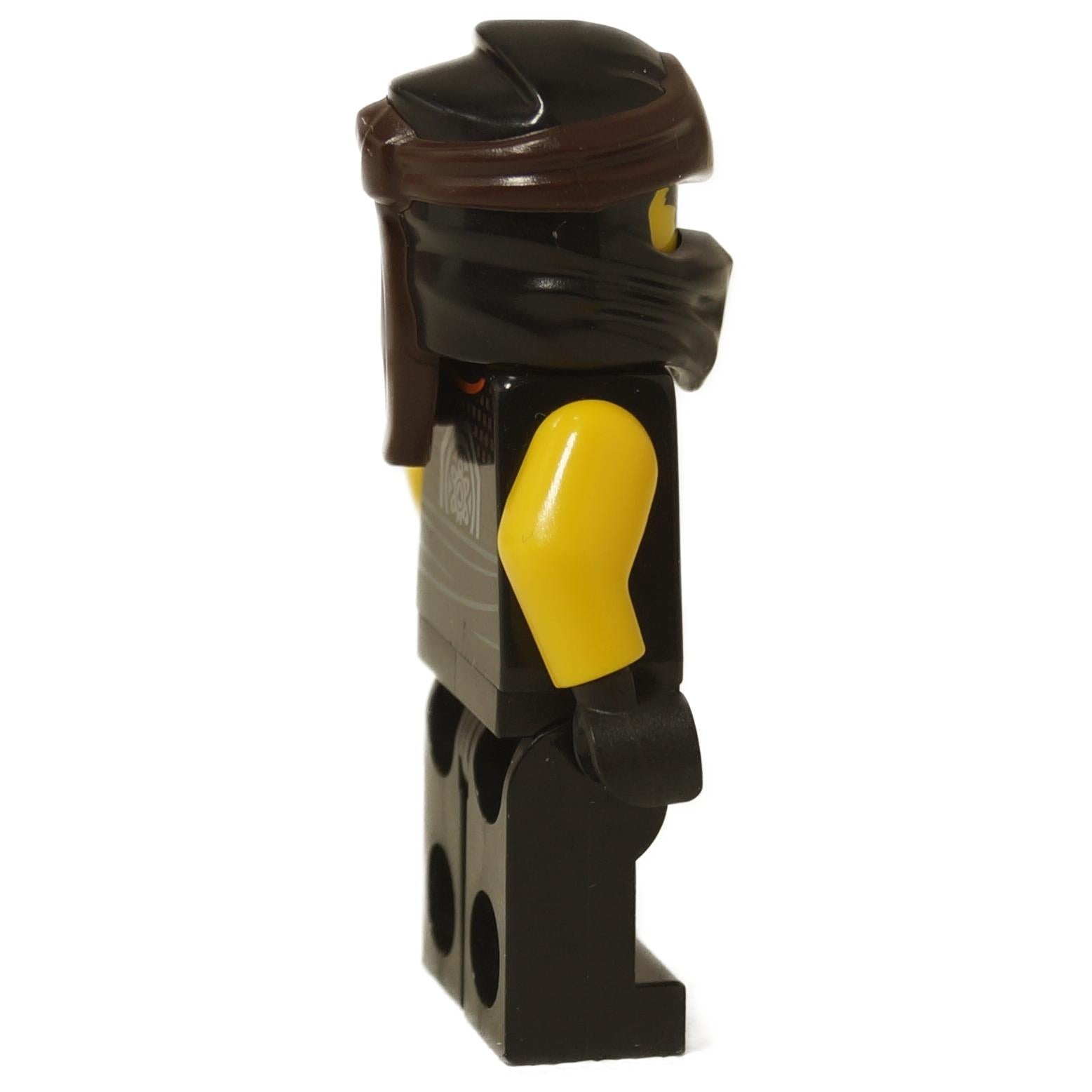 Seitenansicht von LEGO® NINJAGO Cole Minifigur (njo0551) mit schwarzer Kapuze und gelben Armen.
