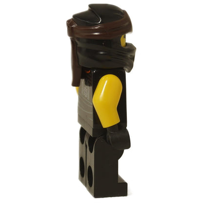 Seitenansicht von LEGO® NINJAGO Cole Minifigur (njo0551) mit schwarzer Kapuze und gelben Armen.