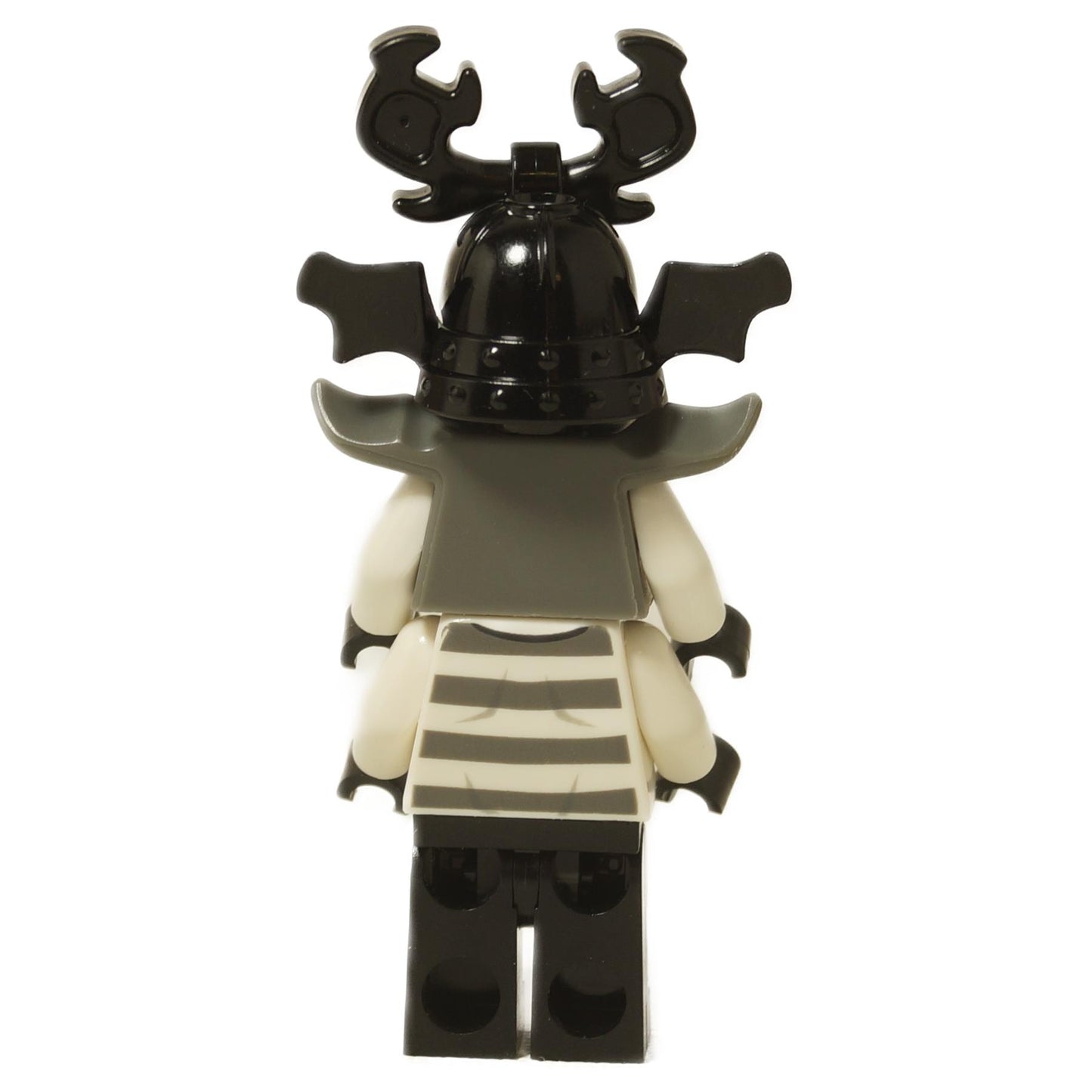 Takakuva LEGO® NINJAGO jättiläisestä kiviarmeijan soturista Minihahmo (njo0235), jossa on kerroksellinen haarniska ja mustan kypärän yksityiskohdat.