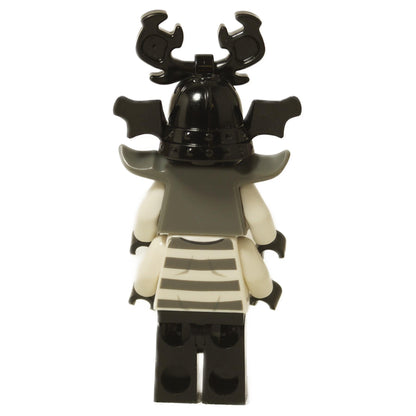 Takakuva LEGO® NINJAGO jättiläisestä kiviarmeijan soturista Minihahmo (njo0235), jossa on kerroksellinen haarniska ja mustan kypärän yksityiskohdat.