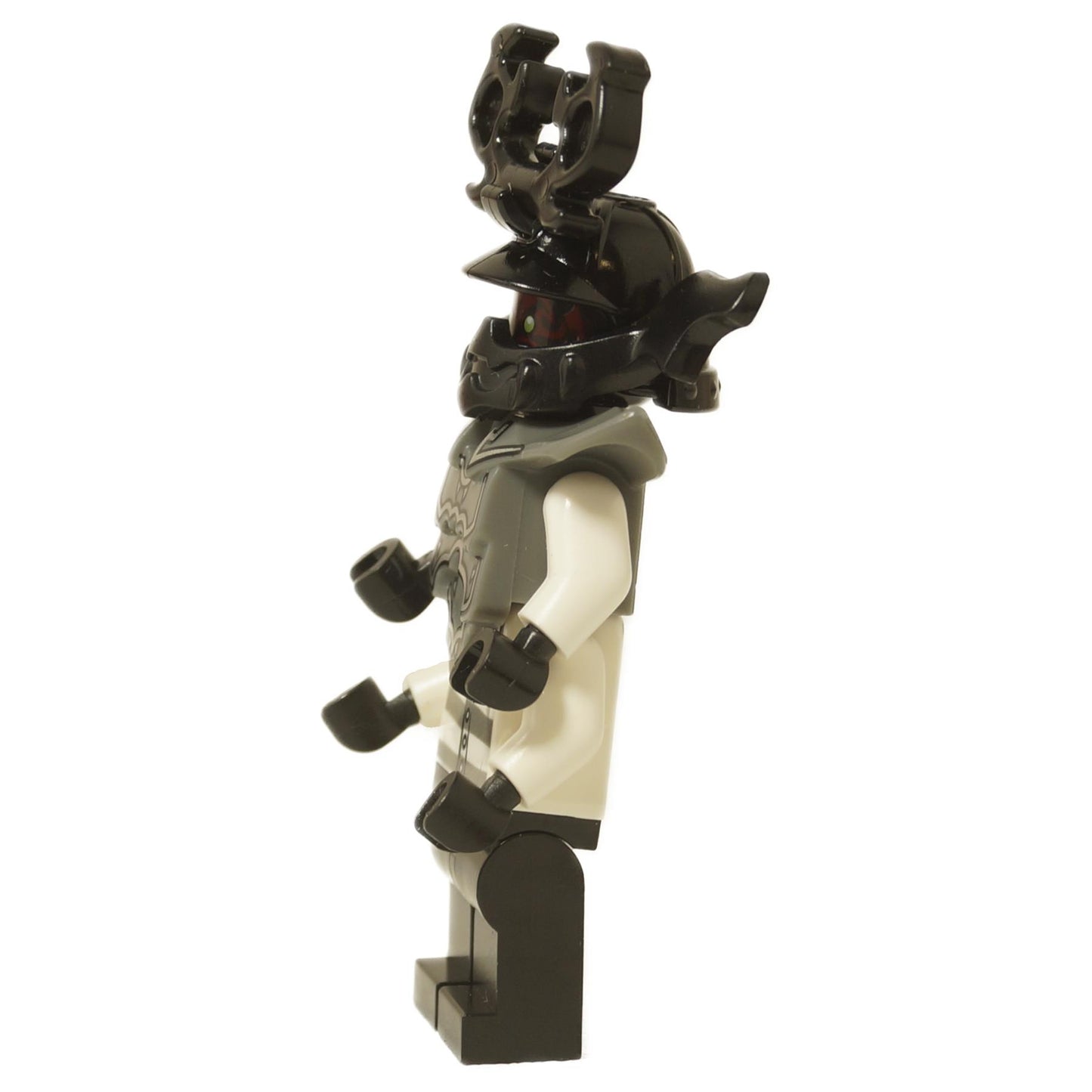 Sivukuva LEGO® NINJAGO jättiläisestä kiviarmeijan soturista Minihahmo (njo0235), jossa näkyy yksityiskohtainen olkahaarniska ja kypärän muotoilu.