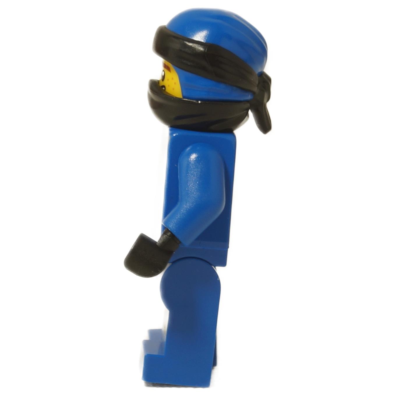 A LEGO® NINJAGO Jay minifigura (njo0509) oldalnézete, amelyen a kék ninja öltözet és a fekete fejkendő látható.