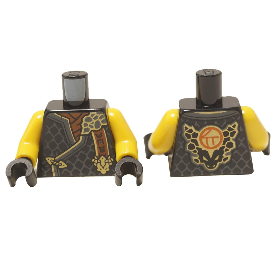 LEGO® Torso NINJAGO Moe (973pb5661c01), arătând partea din față a tunicii sale din zale și simbolul Dragonului Pământului pe spate.