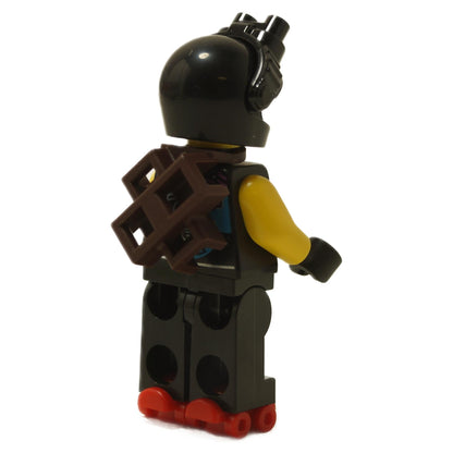 A LEGO Scooter minifig hátulról, a fekete törzséhez csatlakoztatott barna hám kiegészítővel.