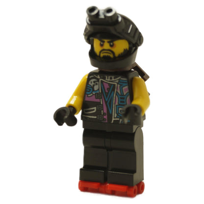 A LEGO Scooter minifig oldalnézete, fekete sisakban, szemüveggel és piros görkorcsolya kerekekkel a lábán.