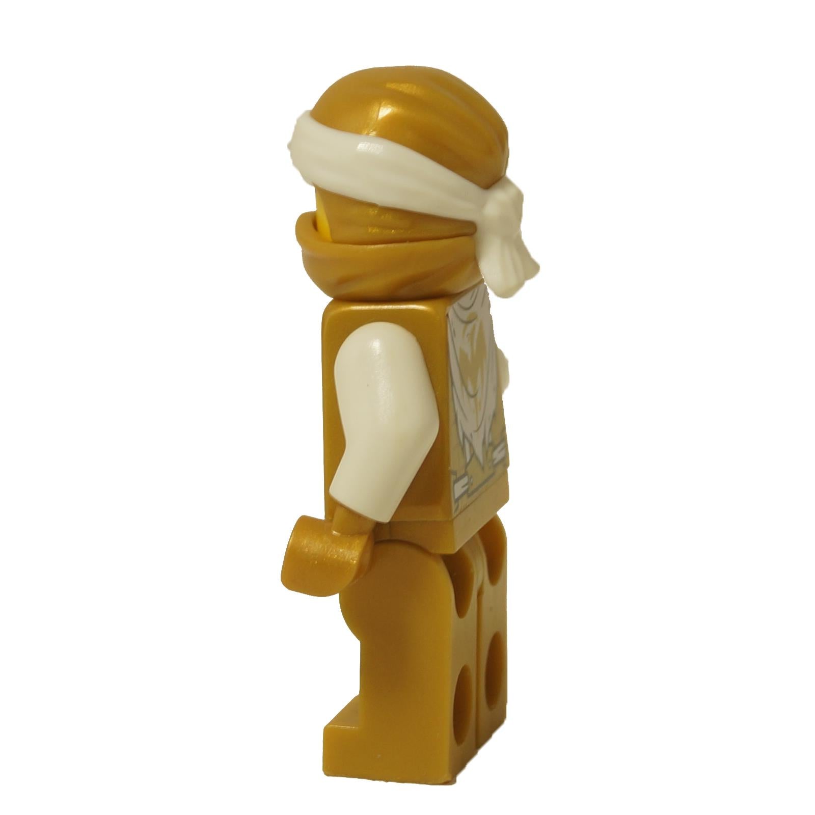 Boční pohled na LEGO® NINJAGO Sensei Wu Minifigurka (njo0450) ukazující jeho tradiční kuželový klobouk a potisk bílého hábitu.