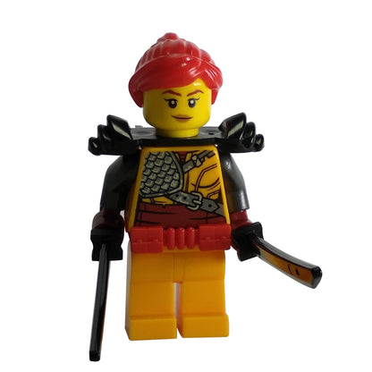 LEGO® NINJAGO minifigurka Skylor (njo477) v její tmavě oranžové "Hunted" sadě s stříbrnou ramenní zbrojí a maskovanou tváří a katanou
