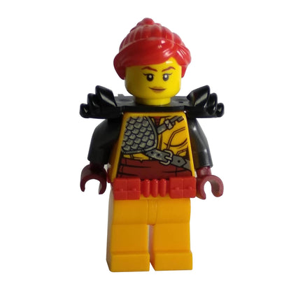 LEGO® NINJAGO minifigurka Skylor (njo477) v její tmavě oranžové "Hunted" sadě s stříbrnou ramenní zbrojí a maskovanou tváří.