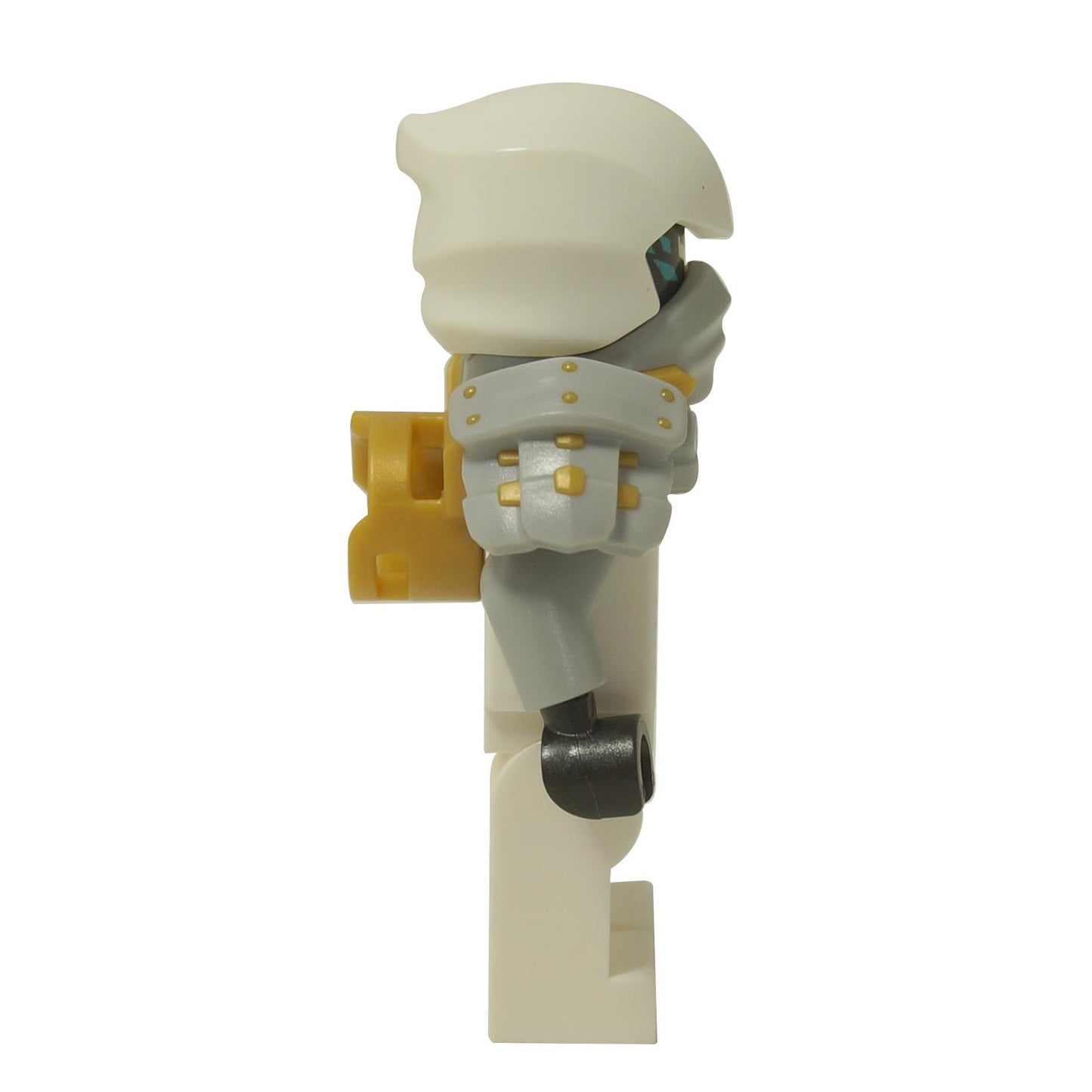 Vista lateral de LEGO® NINJAGO Zane Minifigura (njo0875) mostrando capuz branco e equipamento de escalada dourado.