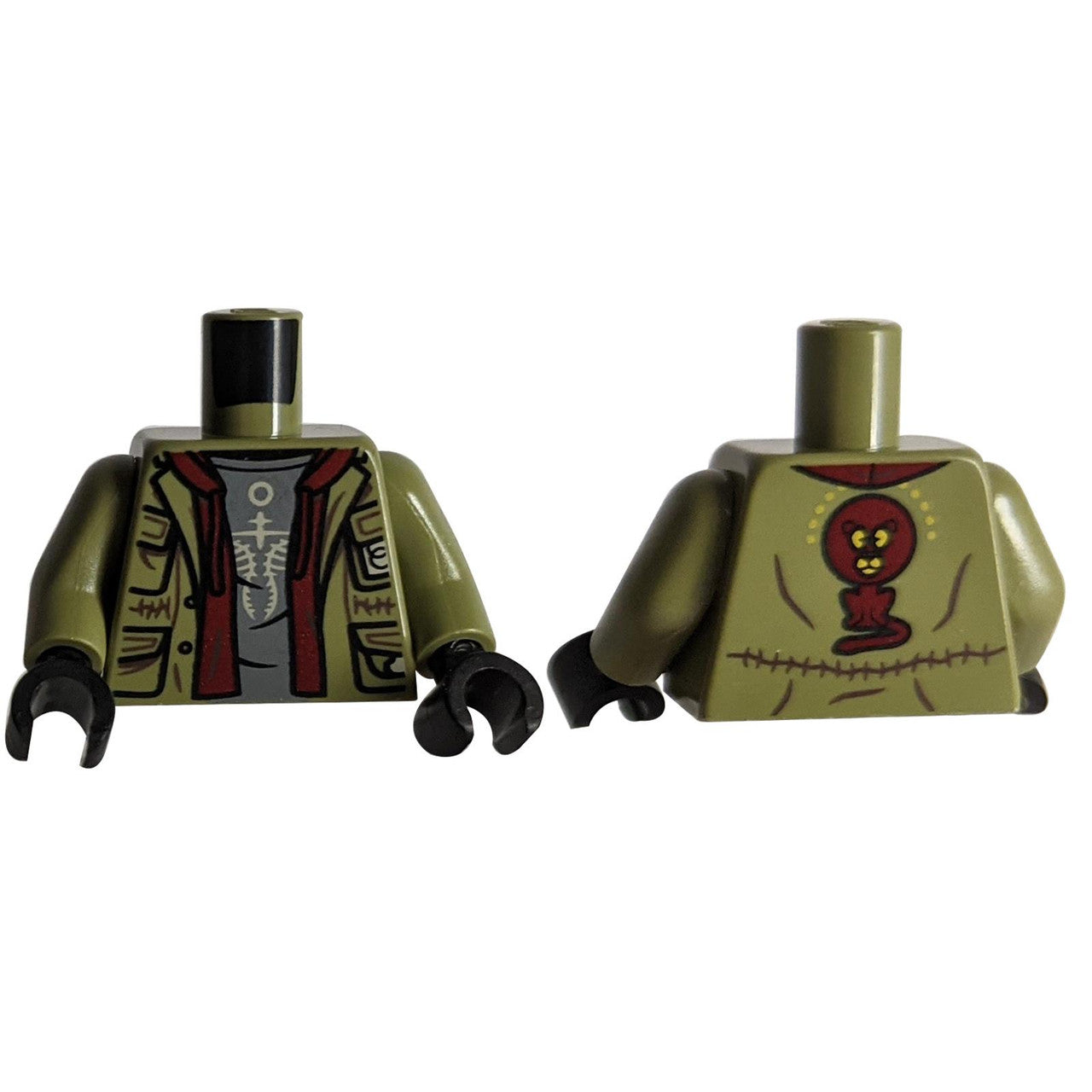 LEGO® Torzo (973pb4723c01) v olivově zelené, ukazující přední stranu bundy přes tričko s kostrovým potiskem a červenou grafikou lva na zadní straně.