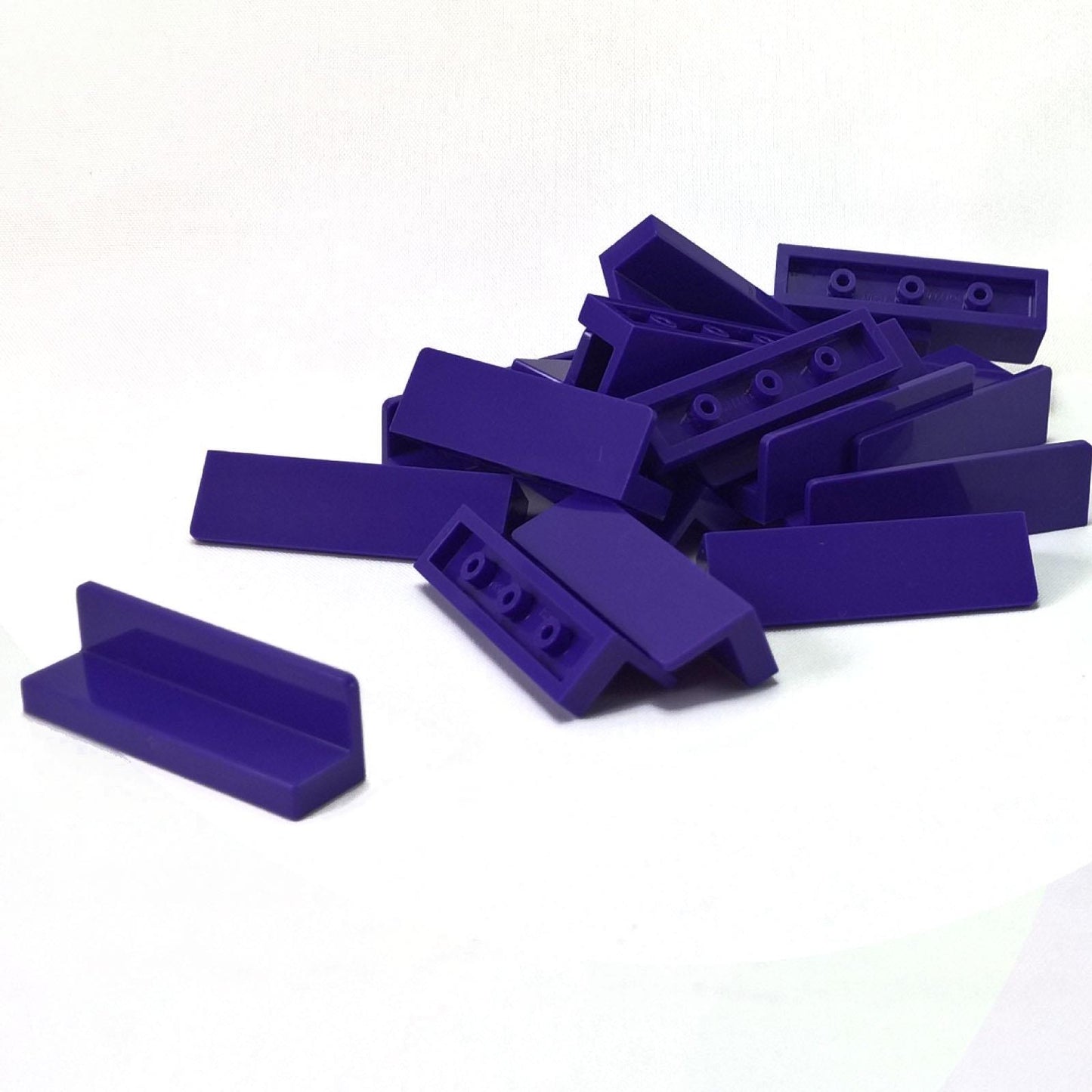 LEGO® Panneau 1 x 4 x 1 en violet foncé, panneau rectangulaire classique utilisé pour les murs et les détails.
