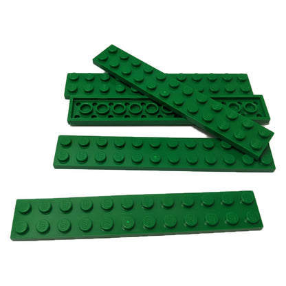 LEGO® Piastra 2 x 12 in verde, una lunga piastra rettangolare da costruzione con dodici bottoni sopra.
