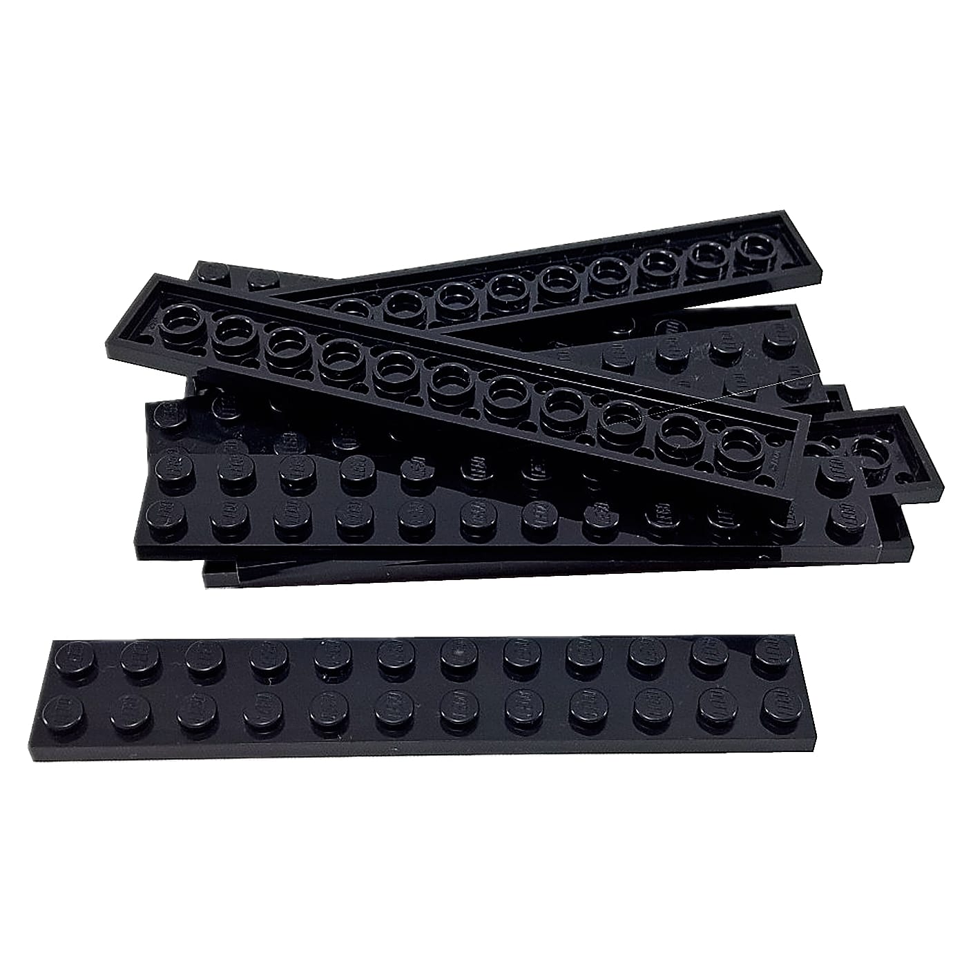 LEGO® Piastra 2 x 12 in nero, una lunga piastra rettangolare da costruzione con dodici bottoni sopra.
