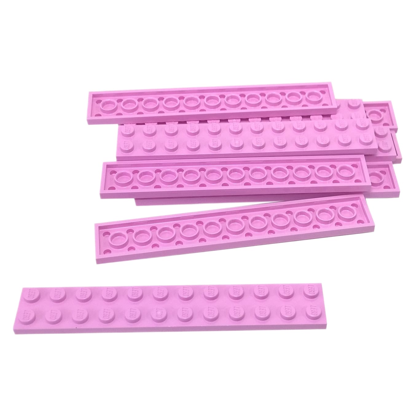 LEGO® Piastra 2 x 12 in rosa brillante, una lunga piastra rettangolare da costruzione con dodici bottoni sopra.
