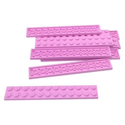 LEGO® Piastra 2 x 12 in rosa brillante, una lunga piastra rettangolare da costruzione con dodici bottoni sopra.
