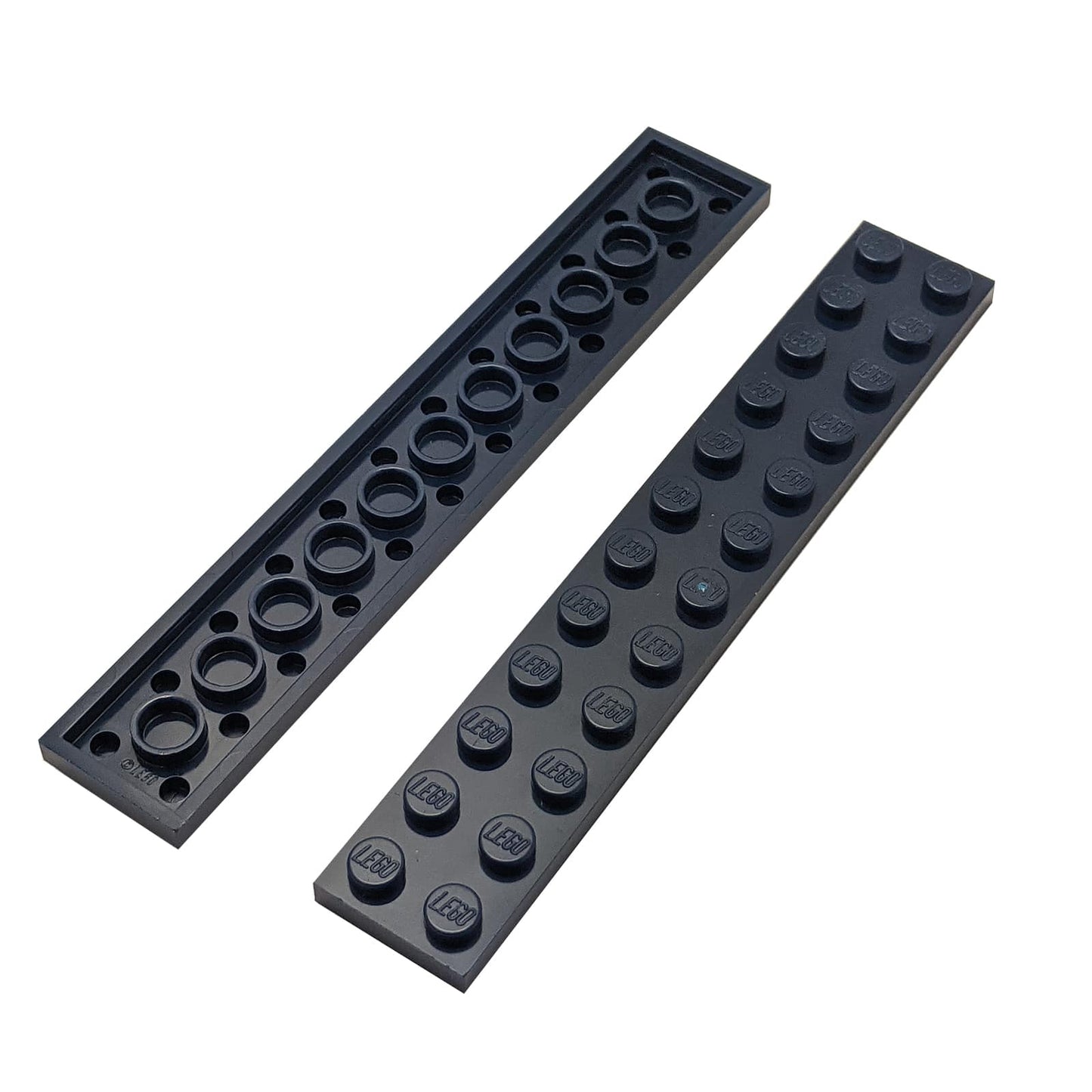 LEGO® Piastra 2 x 12 in blu scuro, una lunga piastra rettangolare da costruzione con dodici bottoni sopra.
