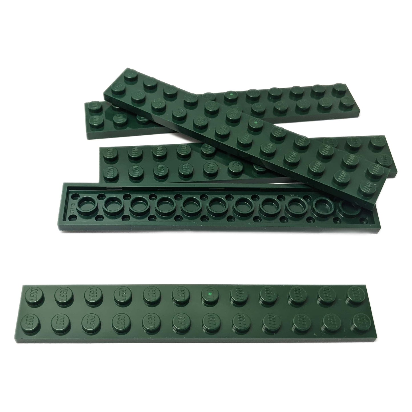LEGO® Piastra 2 x 12 in verde scuro, una lunga piastra rettangolare da costruzione con dodici bottoni sopra.
