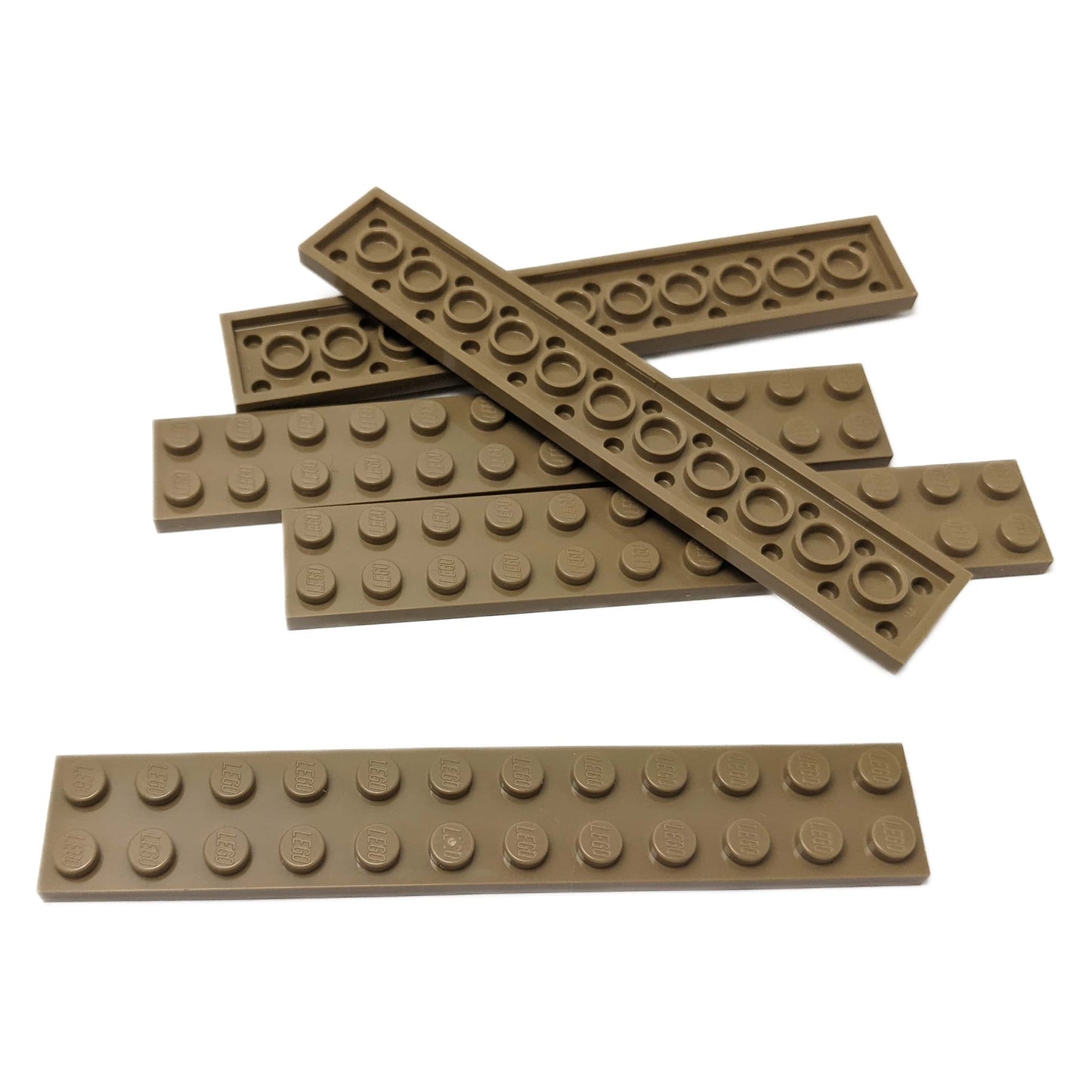 LEGO® Piastra 2 x 12 in beige scuro, una lunga piastra rettangolare da costruzione con dodici bottoni sopra.
