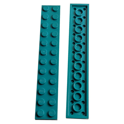 LEGO® Piastra 2 x 12 in turchese scuro, una lunga piastra rettangolare da costruzione con dodici bottoni sopra.
