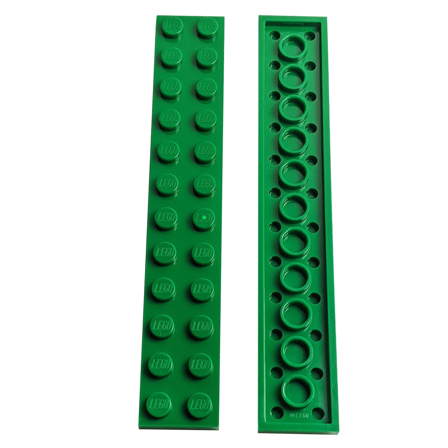 LEGO® Piastra 2 x 12 in verde, una lunga piastra rettangolare da costruzione con dodici bottoni sopra.
