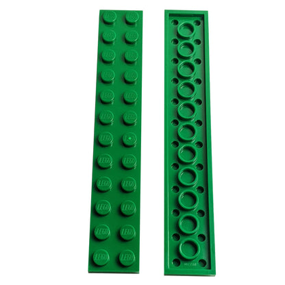 LEGO® Piastra 2 x 12 in verde, una lunga piastra rettangolare da costruzione con dodici bottoni sopra.
