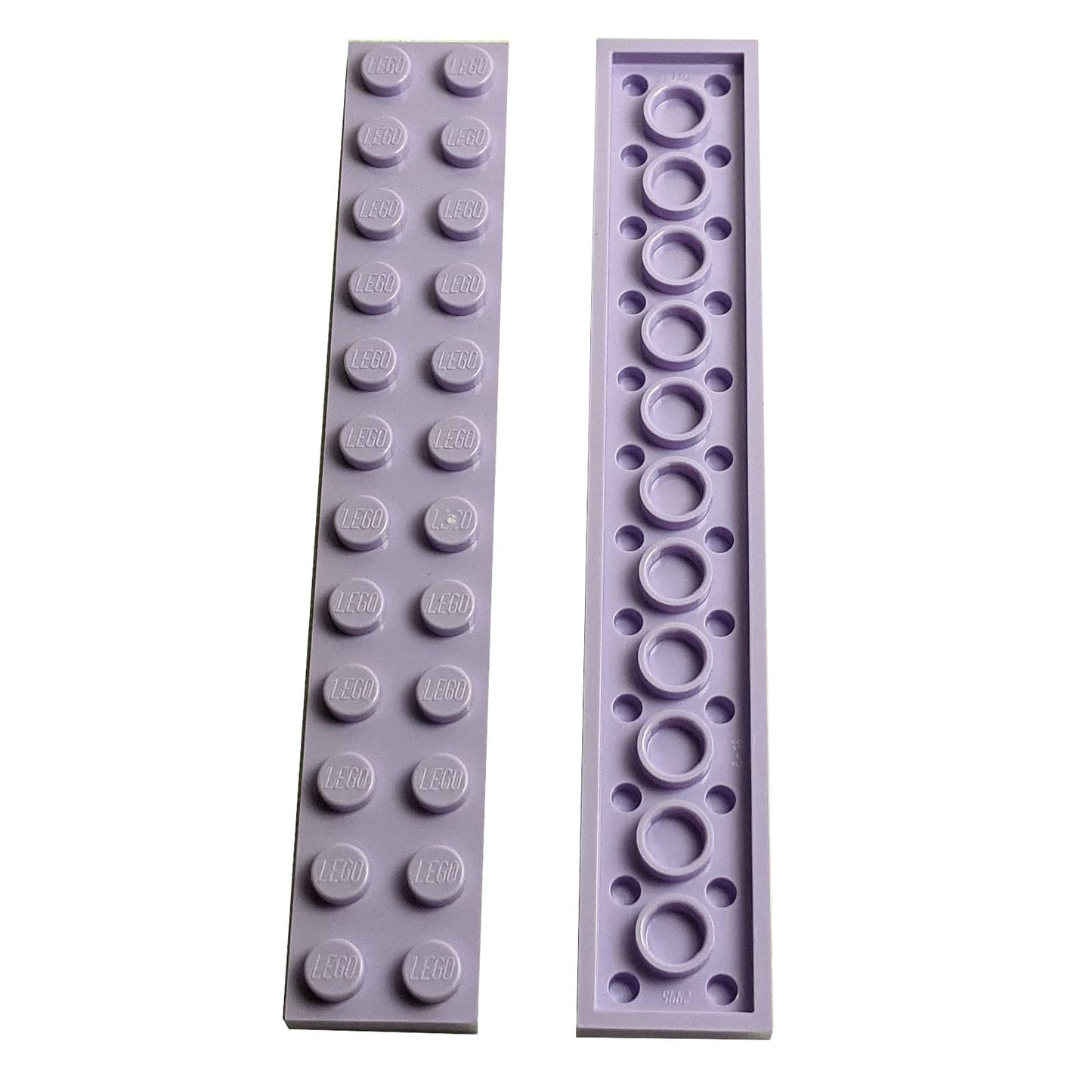 LEGO® Piastra 2 x 12 in lavanda, una lunga piastra rettangolare da costruzione con dodici bottoni sopra.
