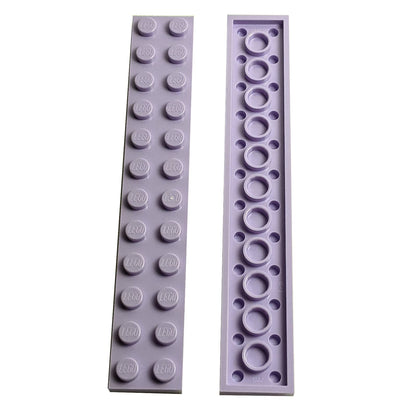 LEGO® Piastra 2 x 12 in lavanda, una lunga piastra rettangolare da costruzione con dodici bottoni sopra.
