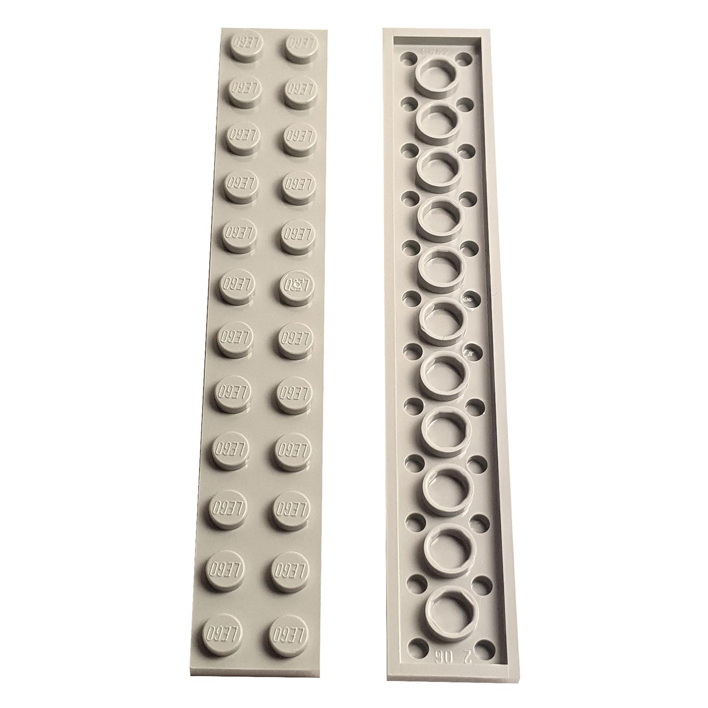 LEGO® Piastra 2 x 12 in grigio chiaro, una lunga piastra rettangolare da costruzione con dodici bottoni sopra.
