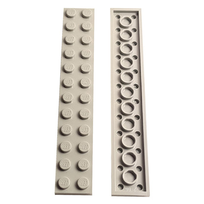 LEGO® Piastra 2 x 12 in grigio chiaro, una lunga piastra rettangolare da costruzione con dodici bottoni sopra.
