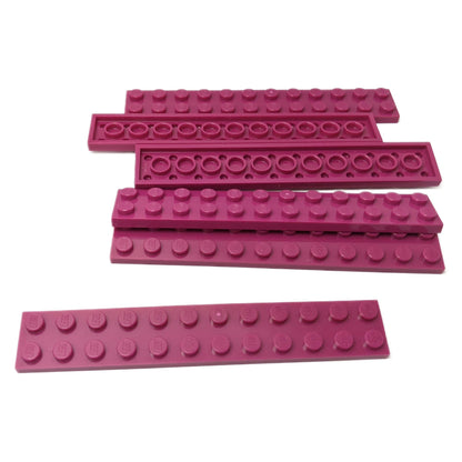 LEGO® Piastra 2 x 12 in magenta, una lunga piastra rettangolare da costruzione con dodici bottoni sopra.
