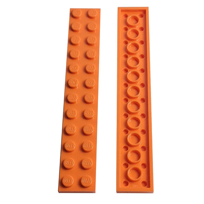 LEGO® Piastra 2 x 12 in arancione, una lunga piastra rettangolare da costruzione con dodici bottoni sopra.
