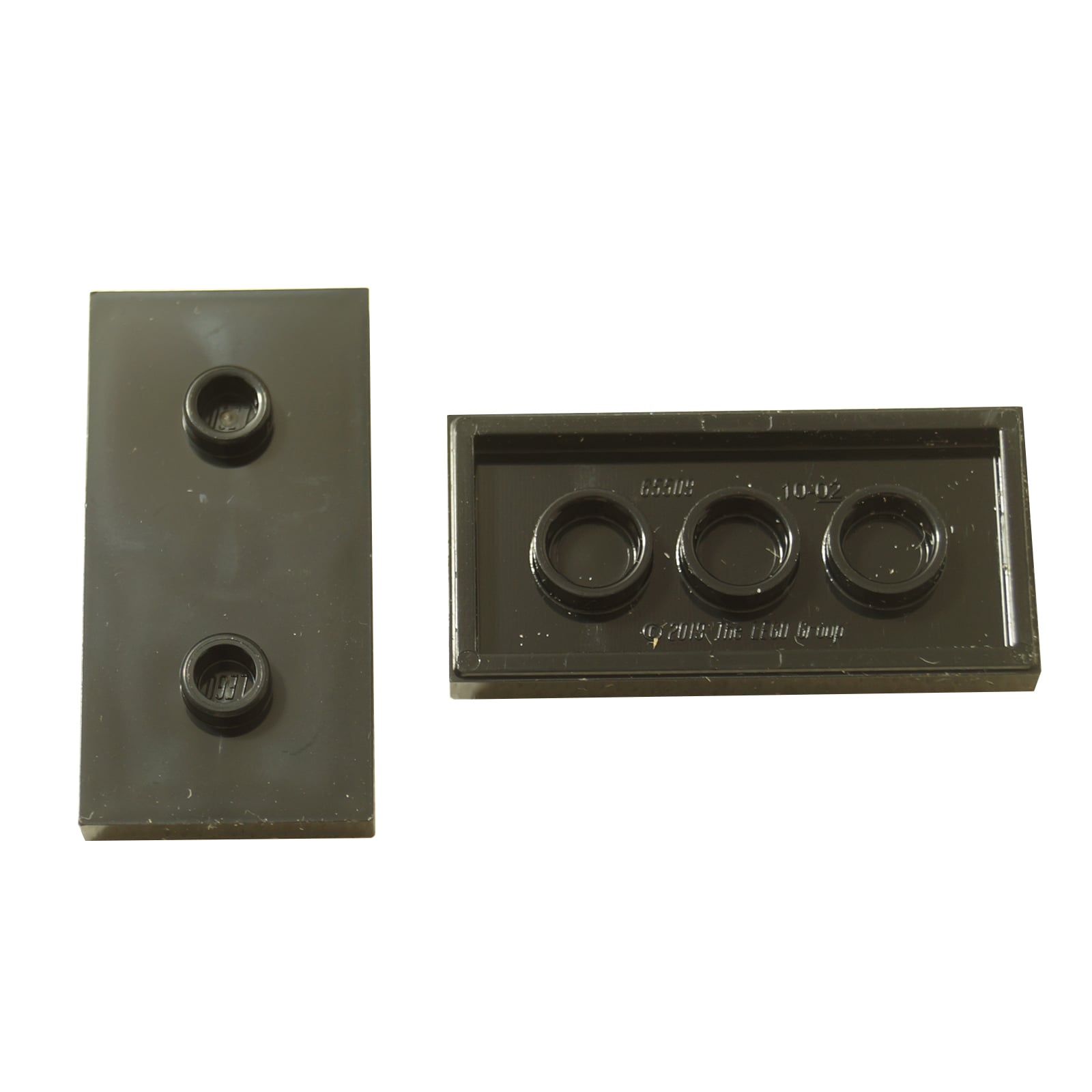 LEGO® piastretta modificata 2 x 4 con due perni centrati (doppio jumper), utilizzata per costruzioni sfalsate e allineamento dei perni, colore nero
