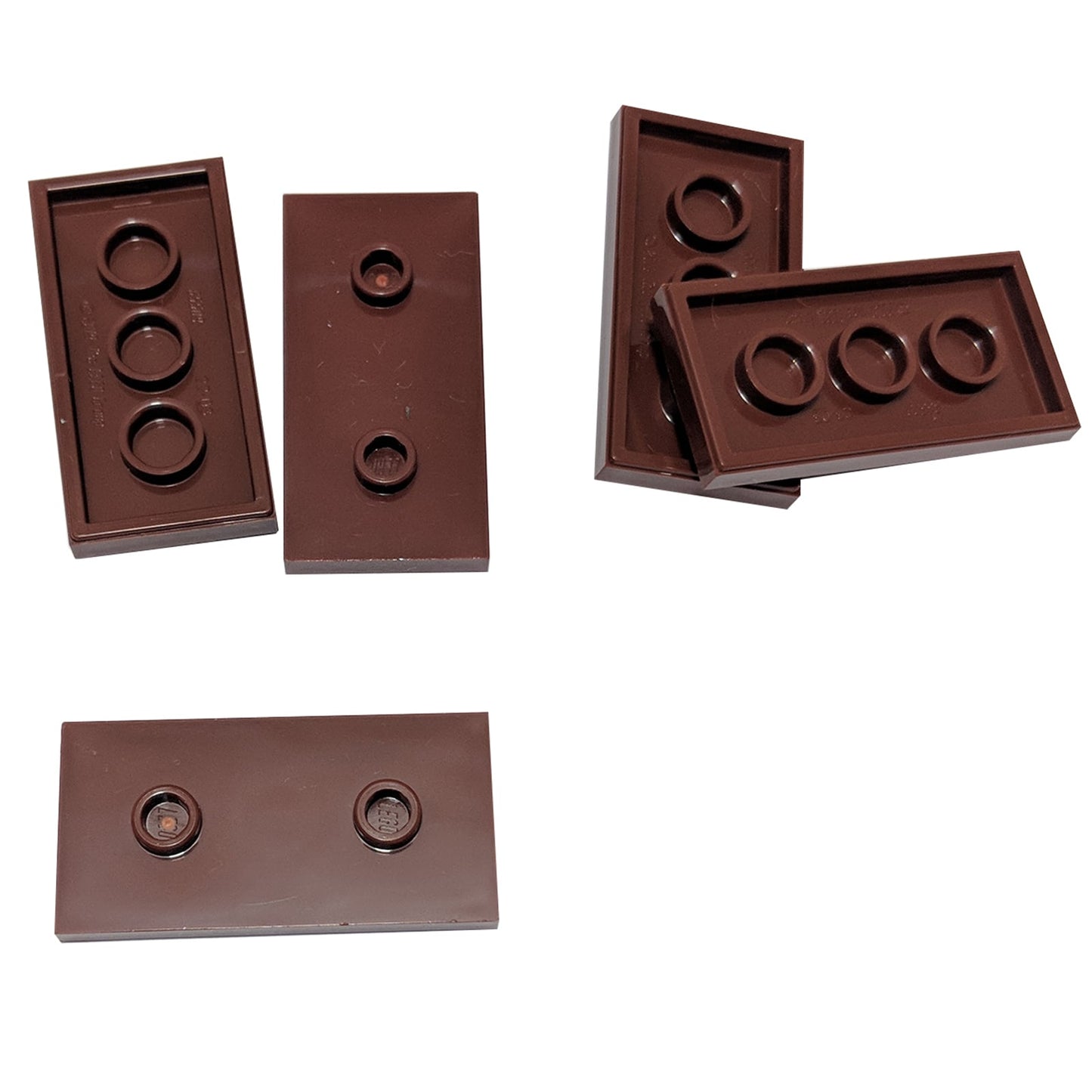 LEGO® piastretta modificata 2 x 4 con due perni centrati (doppio jumper), utilizzata per costruzioni sfalsate e allineamento dei perni, colore marrone rossastro
