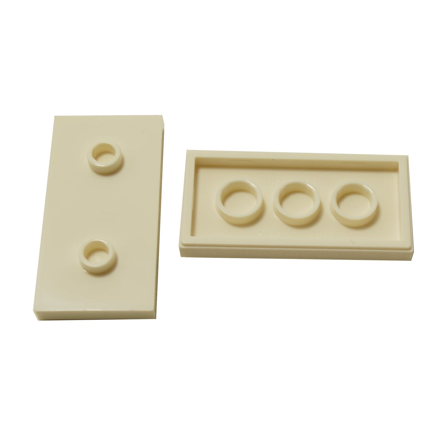 LEGO® piastretta modificata 2 x 4 con due perni centrati (doppio jumper), utilizzata per costruzioni sfalsate e allineamento dei perni, colore bianco
