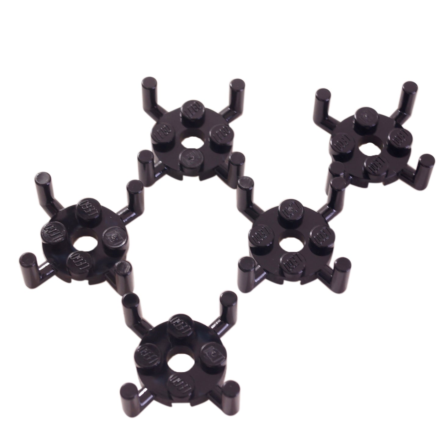 Primer plano de LEGO® Placa, redonda 2 x 2 con agujero y 4 brazos hacia arriba (98284) en negro, diseñada para conectar elementos Technic y crear construcciones multidireccionales.
