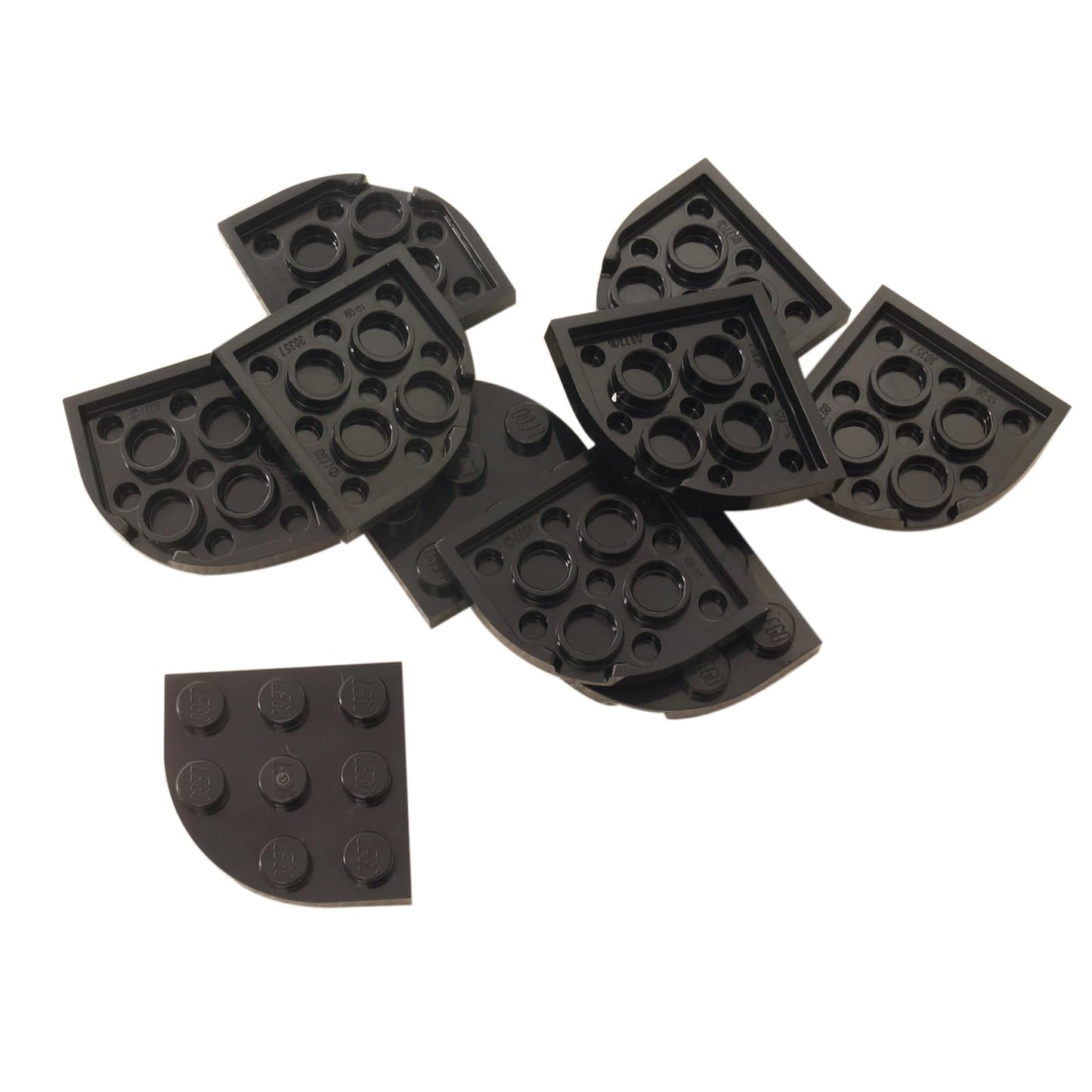 Black LEGO® round corner plate 3×3, a curved 90-degree connector piece used for shaping bases and smooth structural edges.
