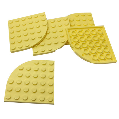 LEGO® Pyöreä Kulmapala 6 x 6 (6003) kirkkaan vaaleankeltaisena, suuri kaareva kulmapala, jota käytetään sileissä pyöreissä rakennelmissa.
