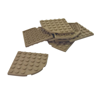 LEGO® Pyöreä Kulmapala 6 x 6 (6003) tummanbeigenä, suuri kaareva kulmapala, jota käytetään sileissä pyöreissä rakennelmissa.
