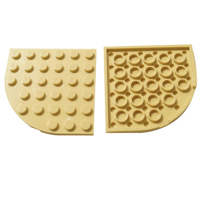 LEGO® Pyöreä Kulmapala 6 x 6 (6003) beigenä, suuri kaareva kulmapala, jota käytetään sileissä pyöreissä rakennelmissa.
