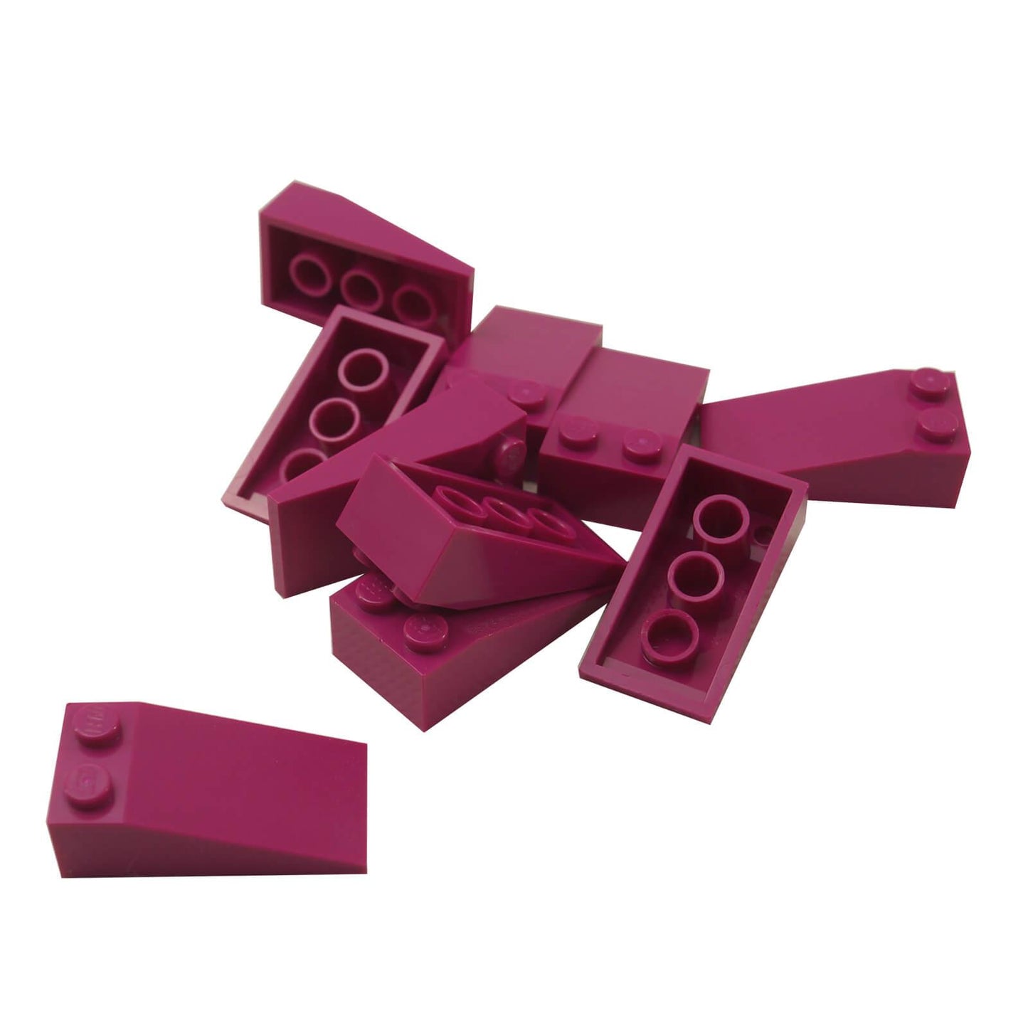 LEGO® Inclinación 18 4 x 2 (Parte 30363) en magenta, utilizada para superficies inclinadas y un acabado suave en construcciones
