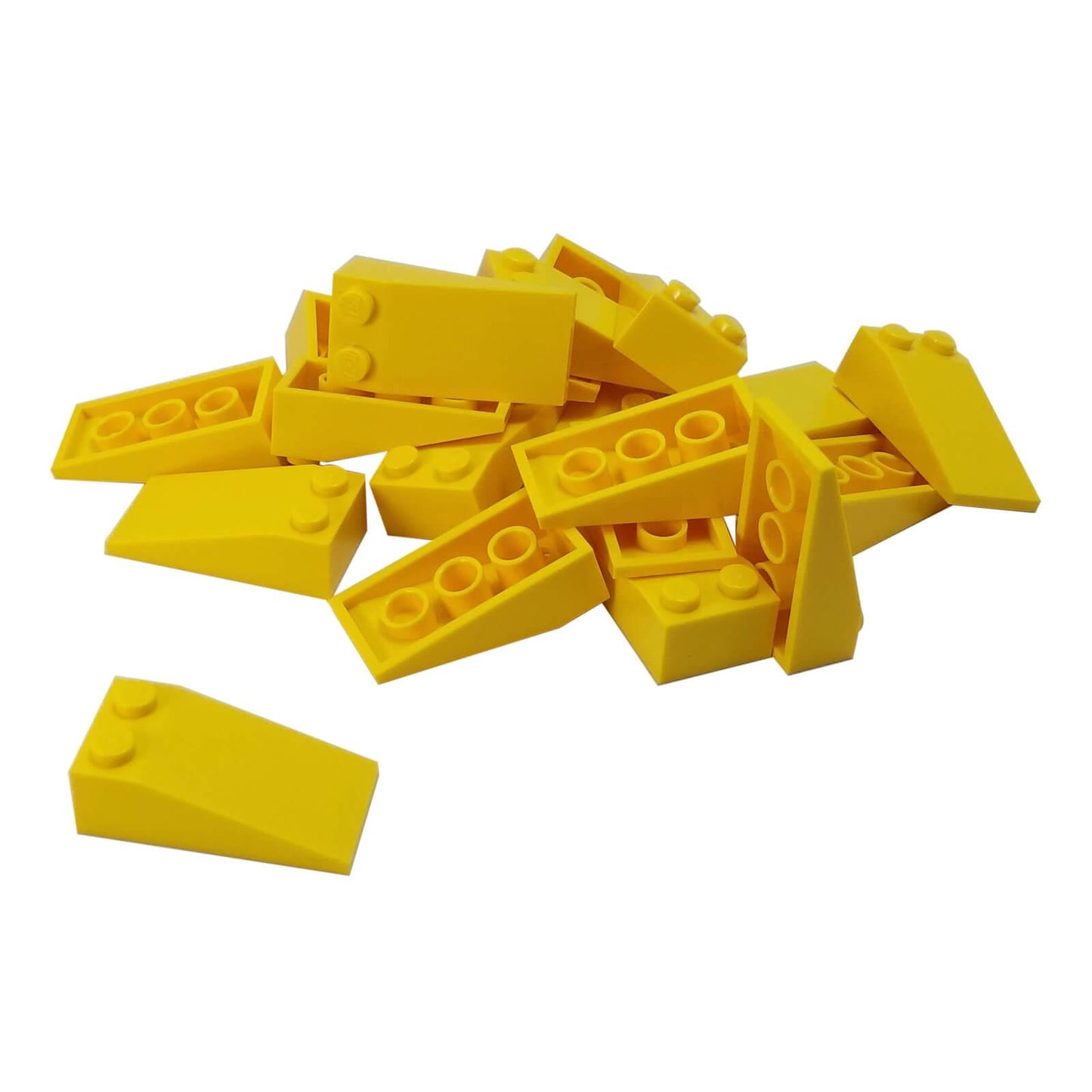 LEGO® Inclinación 18 4 x 2 (Parte 30363) en amarillo, utilizada para superficies inclinadas y un acabado suave en construcciones
