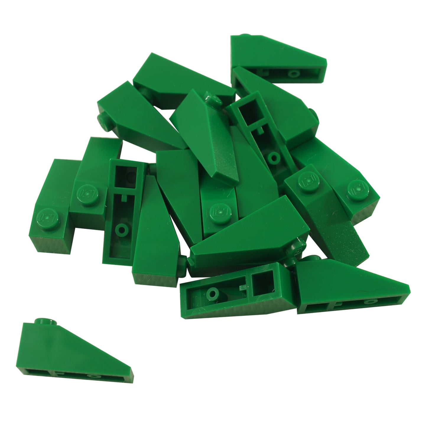 LEGO® Slope 33 3 x 1 in green, a narrow angled slope piece used for rooflines and smooth transitions.
